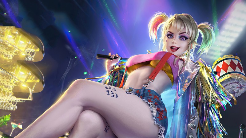 Женщина в костюме сидит на стуле с микрофоном (harley quinn, искусство, птицы хищники, фильм, dc comics)