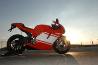 Motocicleta deportiva Ducati Desmosedici contra un fondo de atardecer