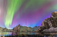 Aurora majestosa sobre montanhas nevadas à noite