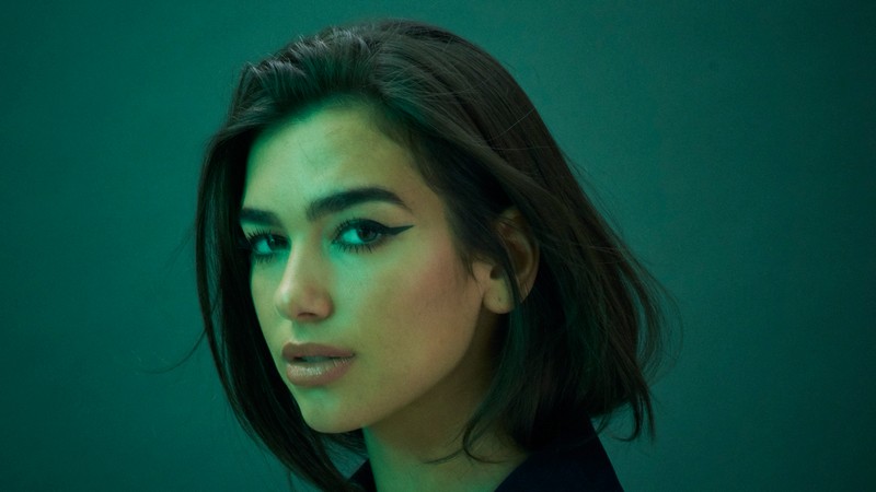 Близкий план женщины с зеленым светом на лице (дуа липа, dua lipa, лицо, волосы, бровь)