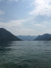 Lago tranquilo das Terras Altas cercado por majestosas cadeias de montanhas