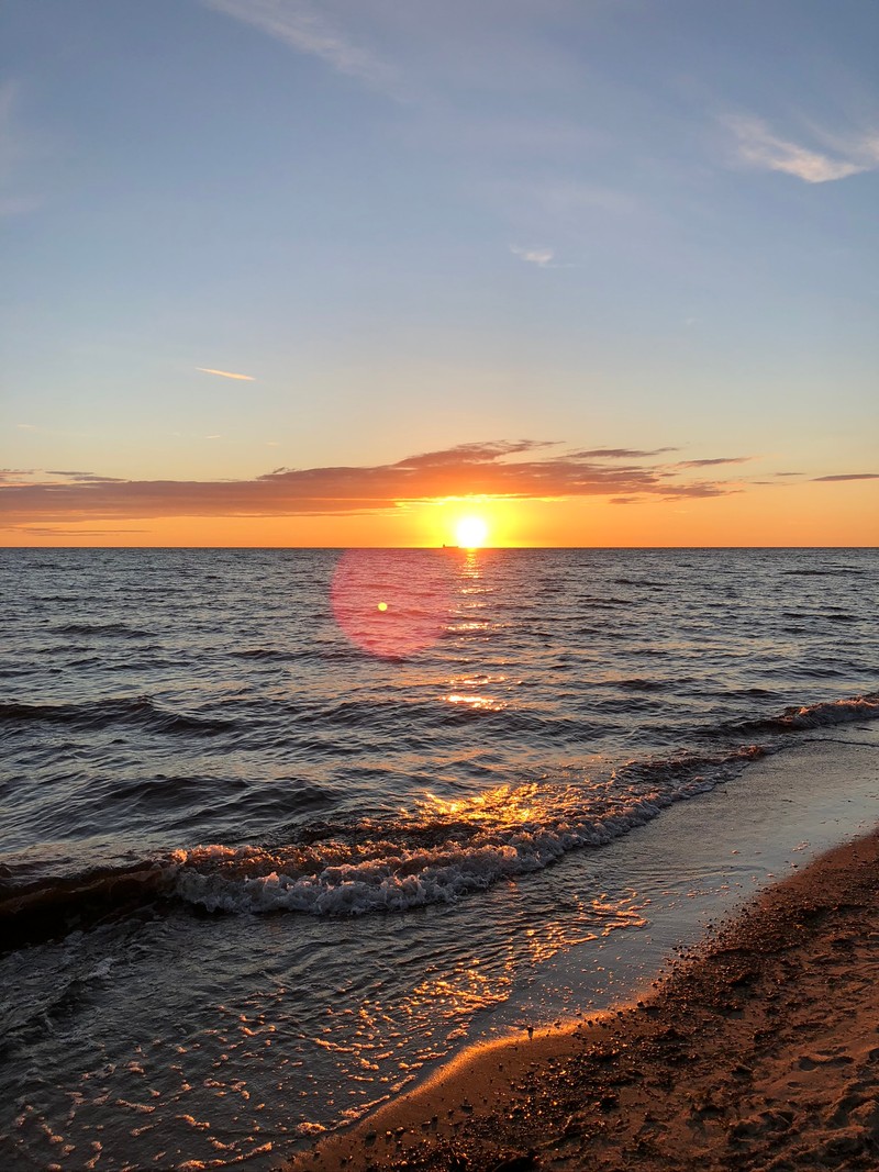 Панорамный вид на пляж с закатом и волнами (море, водоем, жидкость, закат, сумерки)