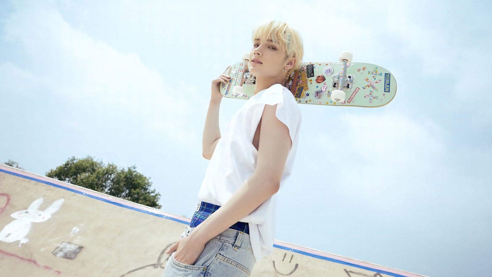 Mujer rubia con un patinete en el hombro de pie frente a una rampa (txt, kpop, 투모로우바이투게더, tomorrow x together, k pop)