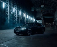 2022 Rolls Royce Black Badge Ghost em configuração noturna industrial