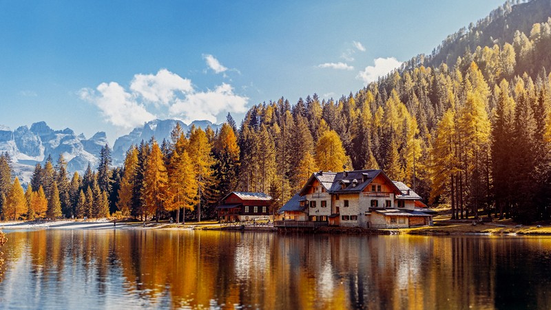 Вид на озеро с домом посреди него (lake nambino, италия, дом, осень, альпы)