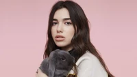 Dua Lipa com um coelho contra um fundo rosa suave.