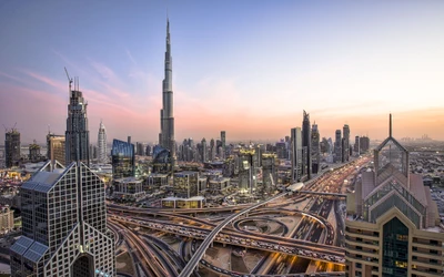 Horizon époustouflant de Dubaï présentant l'emblématique Burj Khalifa au milieu d'une métropole vibrante et de réseaux routiers complexes au coucher du soleil.