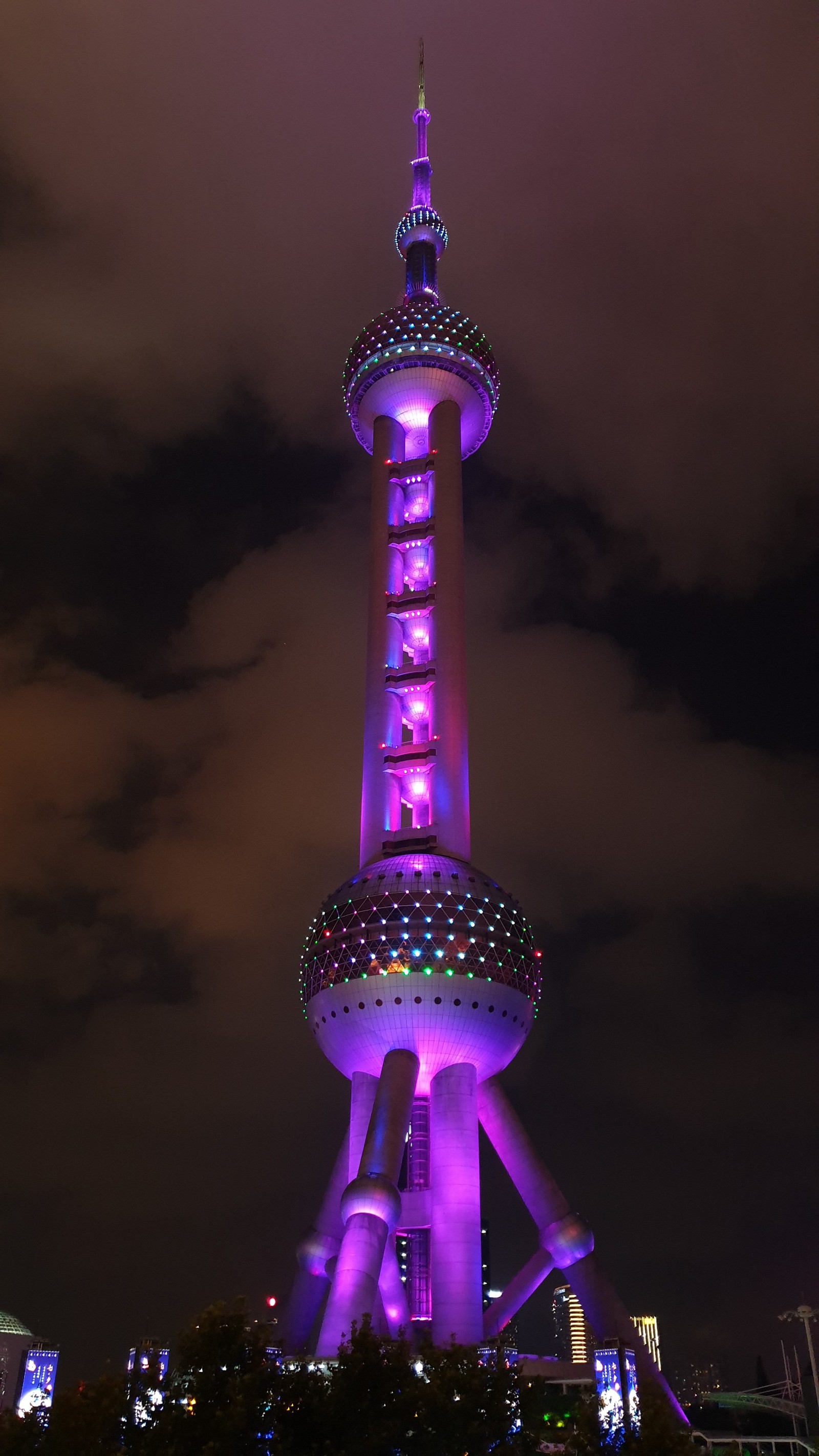 Vue arabe d'une haute tour illuminée de lumières violettes (flèche, ville, tourisme, tour, lumière)