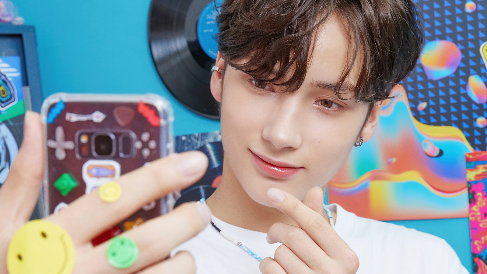 Un árabe con un anillo en el dedo y un teléfono (txt kpop, tomorrow x together, 투모로우바이투게더, kpop, k pop)