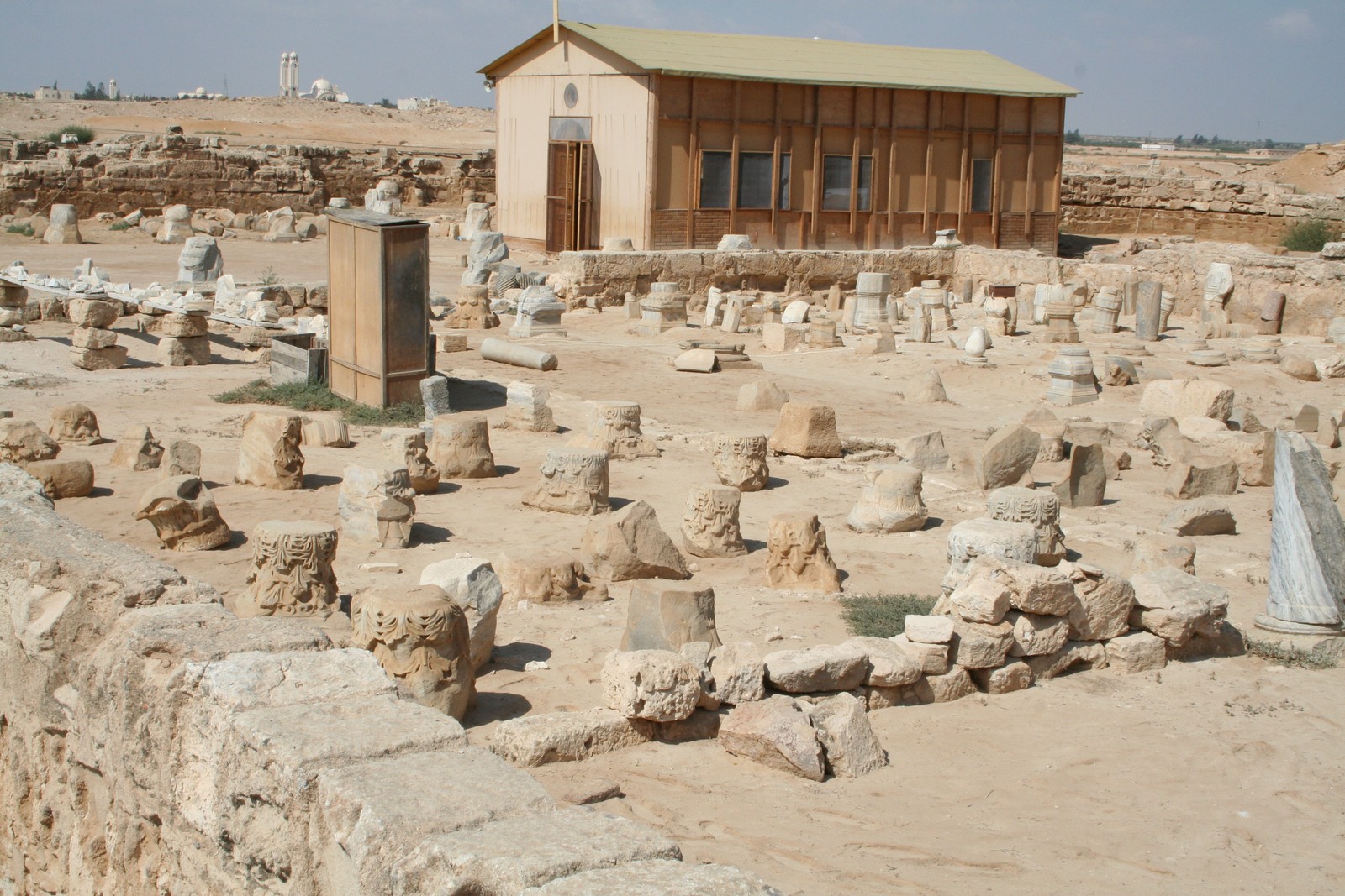 Es gibt ein kleines gebäude in der mitte einer wüste (basilika, archäologische stätte, alte geschichte, historische stätte, ruinen)