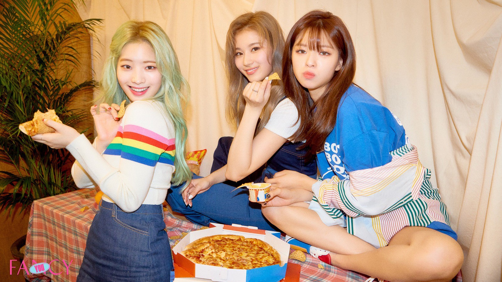 Tres chicas sentadas en una mesa comiendo pizza y bebiendo (dos veces, kpop, chicas, elegante para ti, dahyun)