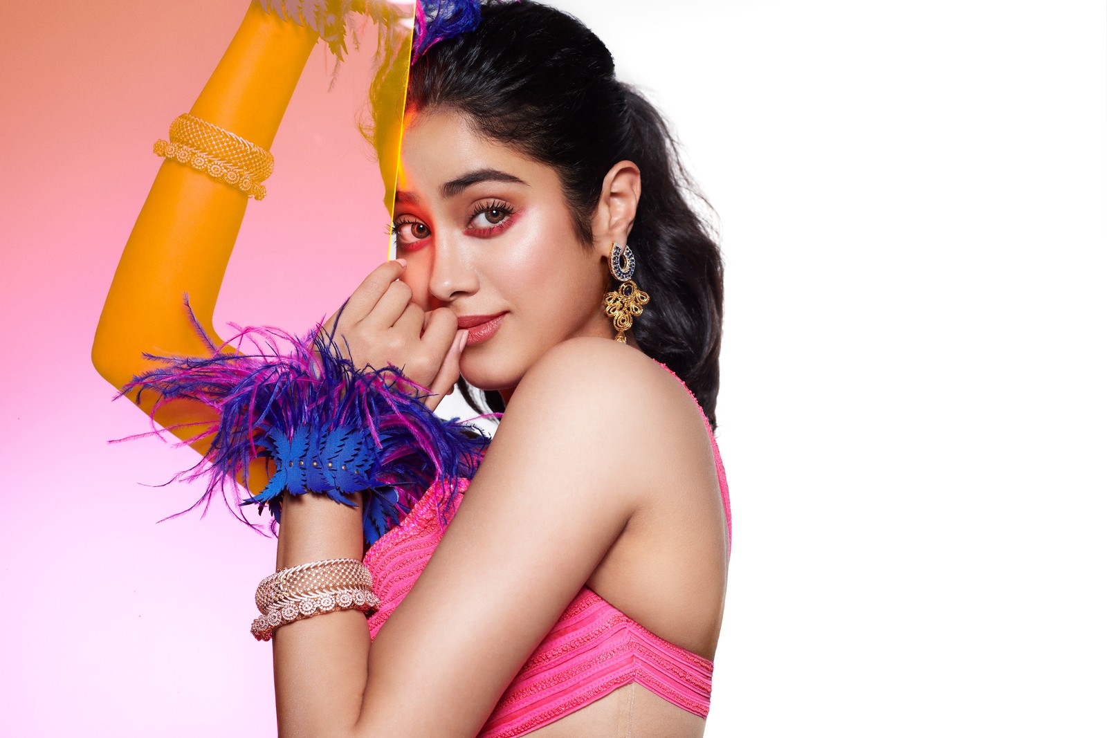 Une femme arabe en top rose et plumes violettes posant pour une photo (janhvi kapoor, tendance, actrice indienne, actrice de bollywood, séance photo)