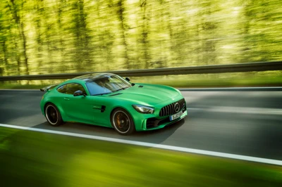 Динамичный зеленый Mercedes-AMG GT мчится по лесной дороге.