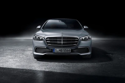 Mercedes-Benz S-Class Long 2020 en un elegante acabado oscuro, que muestra lujo y elegancia.