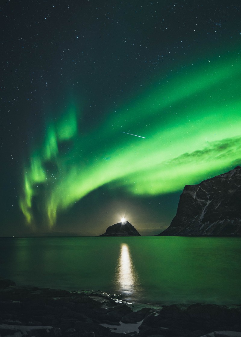 Панорамный вид на зеленое северное сияние над водоемом (аврора, лофотены, lofoten, природа, зелёный)