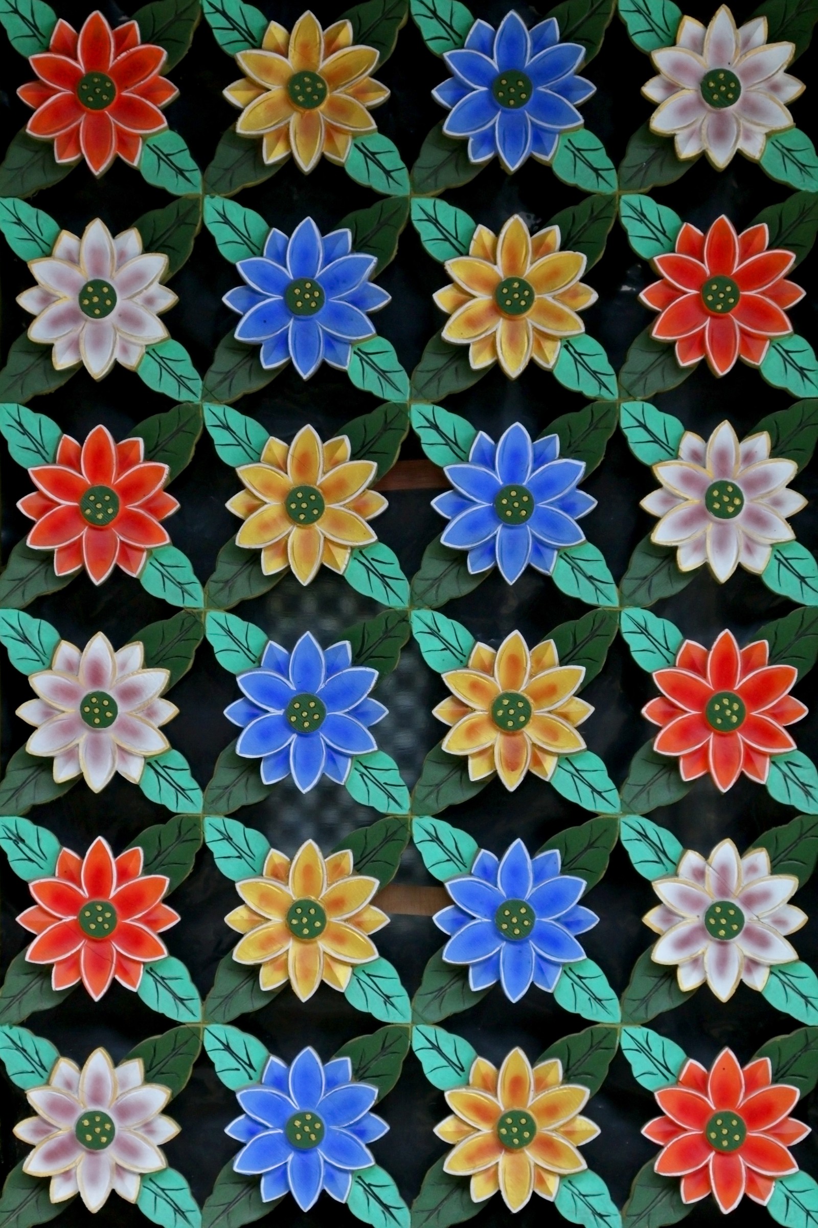 Gros plan d'un motif floral coloré sur fond noir (fleur, bleu, plante, fleur sauvage, motif)