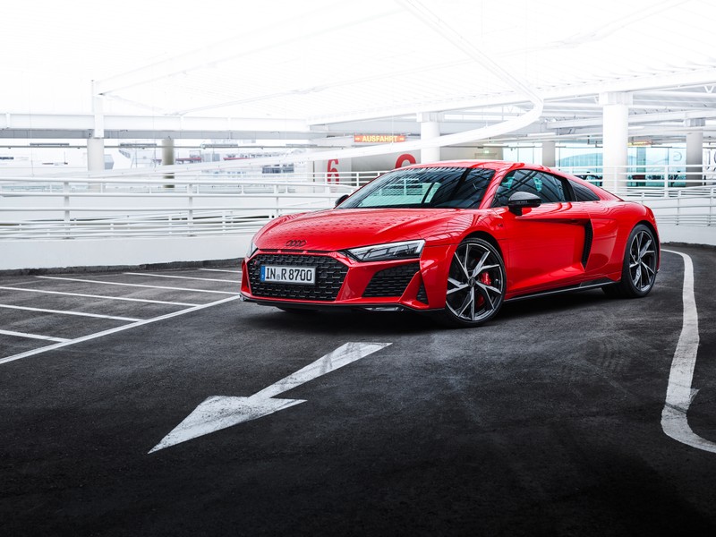 Крупный план красного спортивного автомобиля, припаркованного на стоянке (audi r8 v10 performance rwd, 5k, 2021, машины, обои 4k)