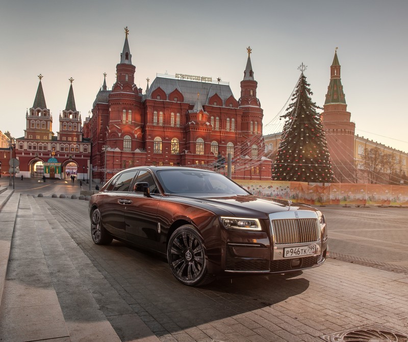 Коричневый rolls royce, припаркованный перед высоким зданием (роллс ройс призрак расширенный, rolls royce ghost extended, 2022, 5k, машины)