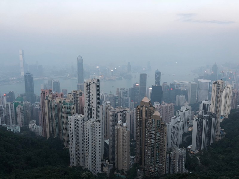 Панорамный вид на город с высокими зданиями и водоемом (гонконг, hong kong, центр, путешествие, башенный блок)