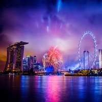 Atemberaubendes Feuerwerk über der Skyline von Singapur bei Nacht