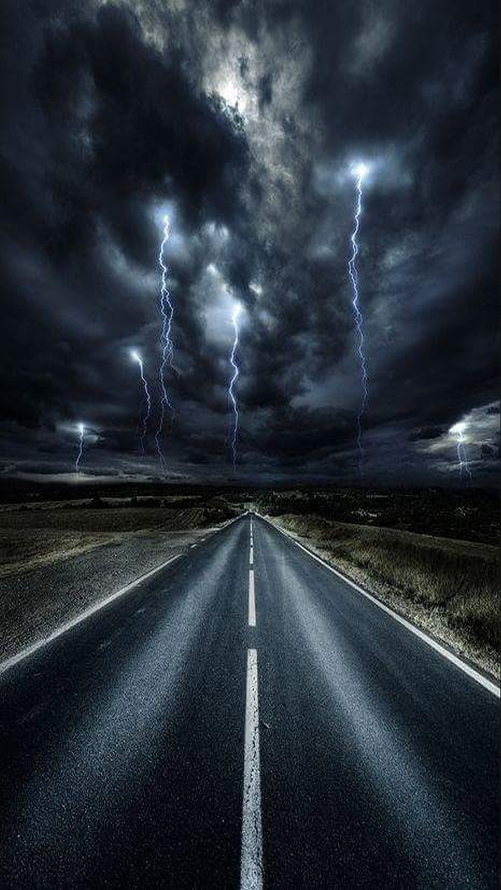 Une route avec des éclairs et des nuages sombres dans le ciel (nuage, sombre, gris, éclair, route)