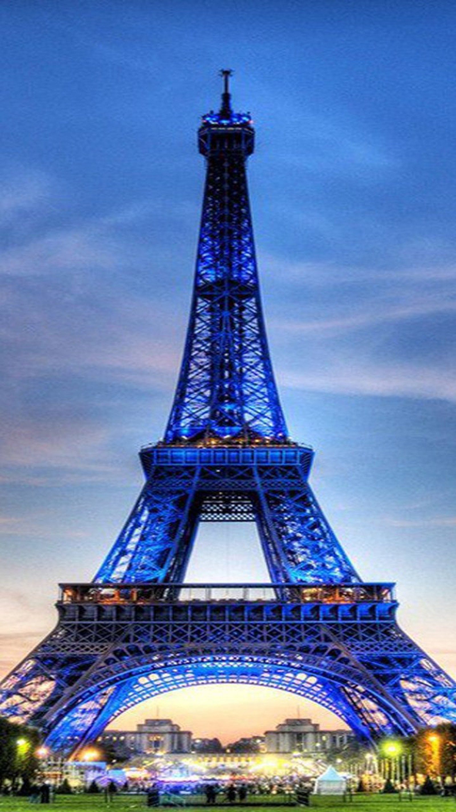 Um close-up de uma torre muito alta com uma luz azul (paris, torre)