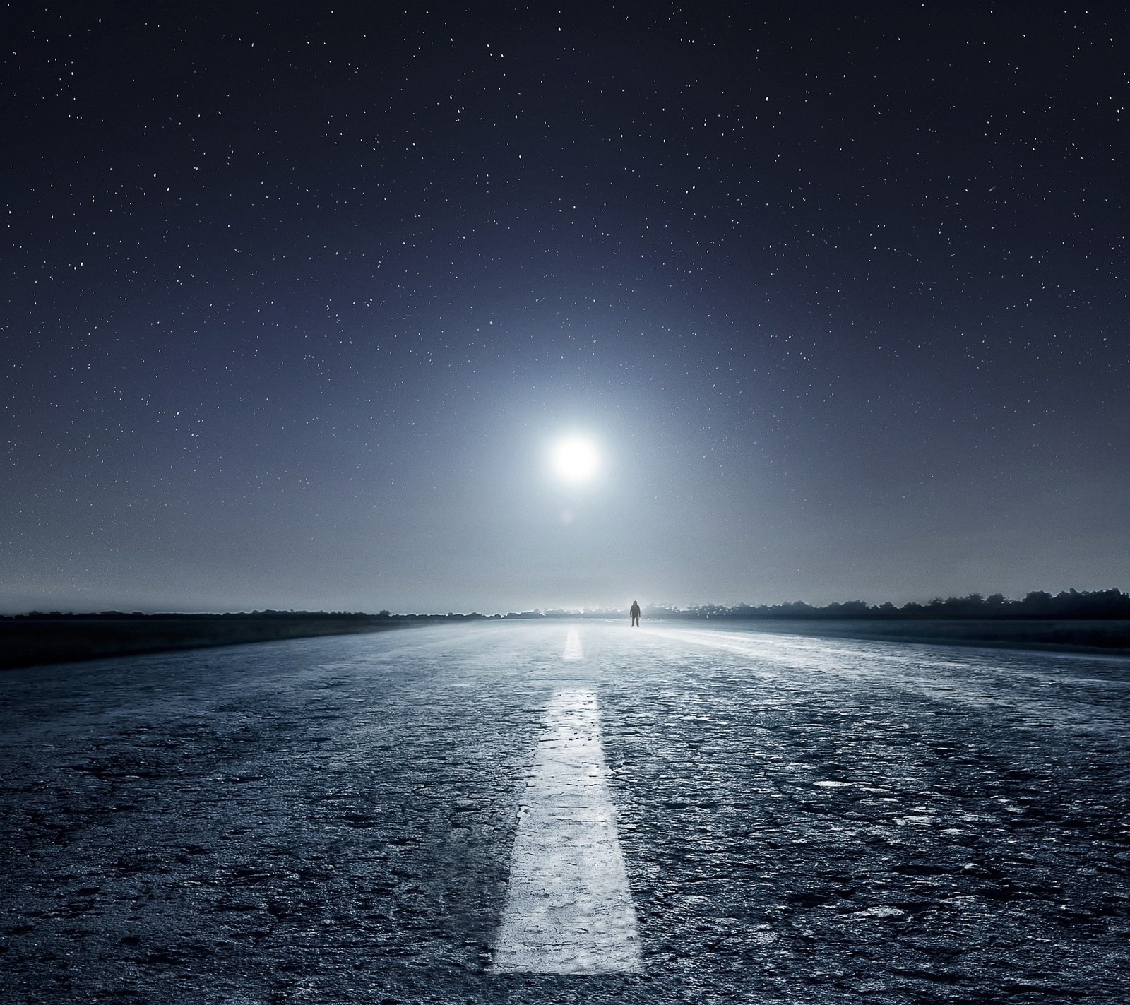 Une personne seule marchant sur une route la nuit avec une pleine lune (rêve, fiction, lune, route, brillance)