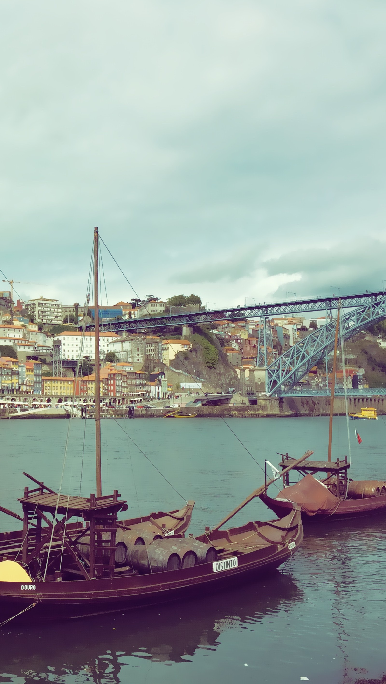 Barcos atracados na água perto de uma ponte e uma cidade (barco, ponte, cidade, gaia, terra)