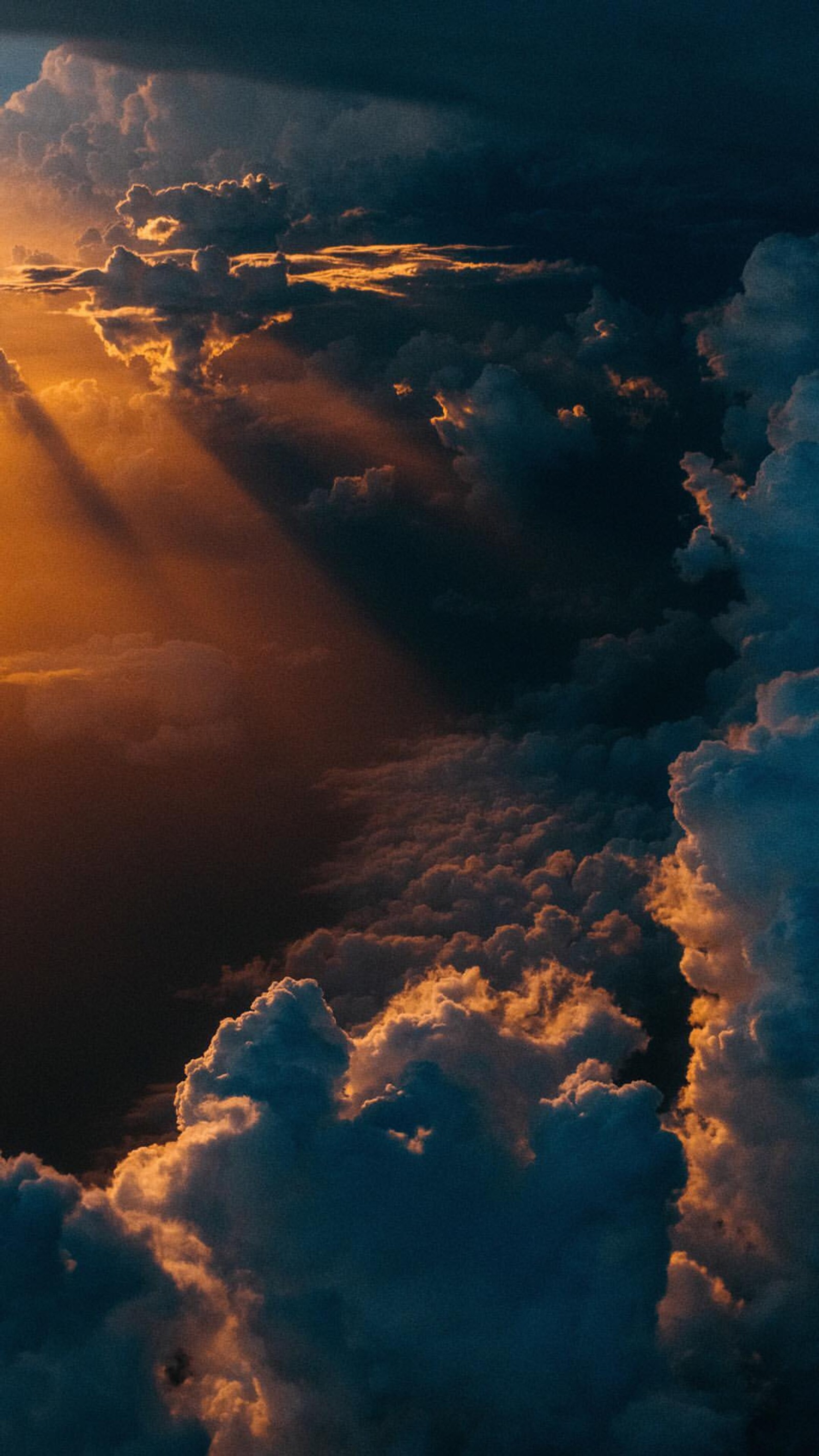 Vue aérienne d'un coucher de soleil au-dessus des nuages depuis un avion (gokyuzu)