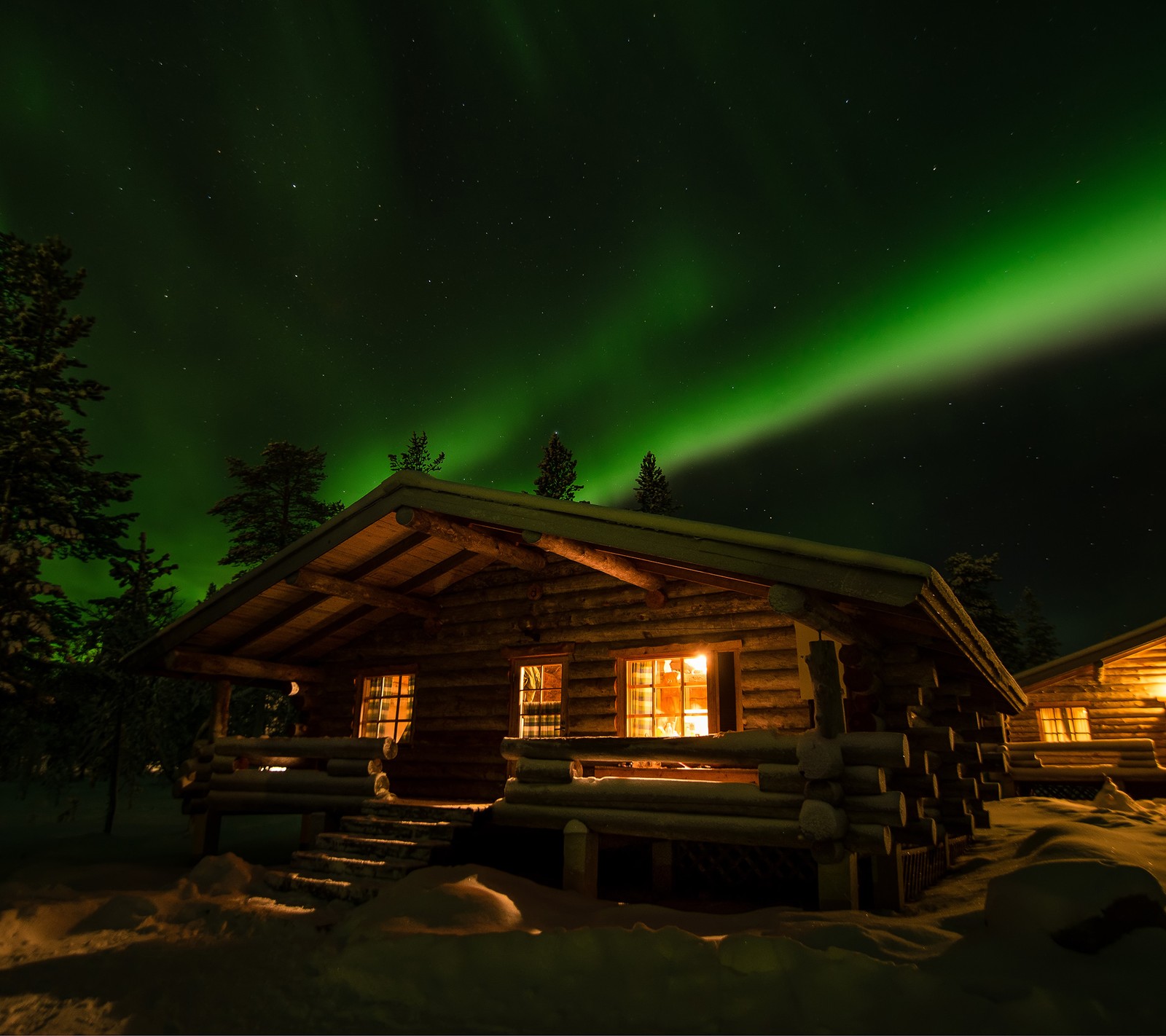 Luftaufnahme einer hütte mit grünem aurora-licht am himmel (lichter, nacht, nördlich)