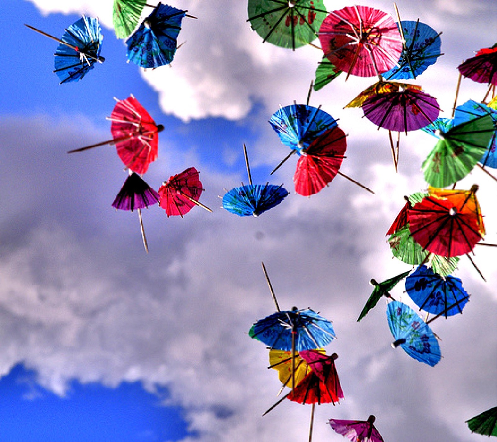 Há muitos guarda-chuvas pendurados no céu no ar (flying umbrellas)