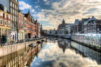 Réflexion scénique des canaux d'Amsterdam au milieu d'un paysage urbain coloré