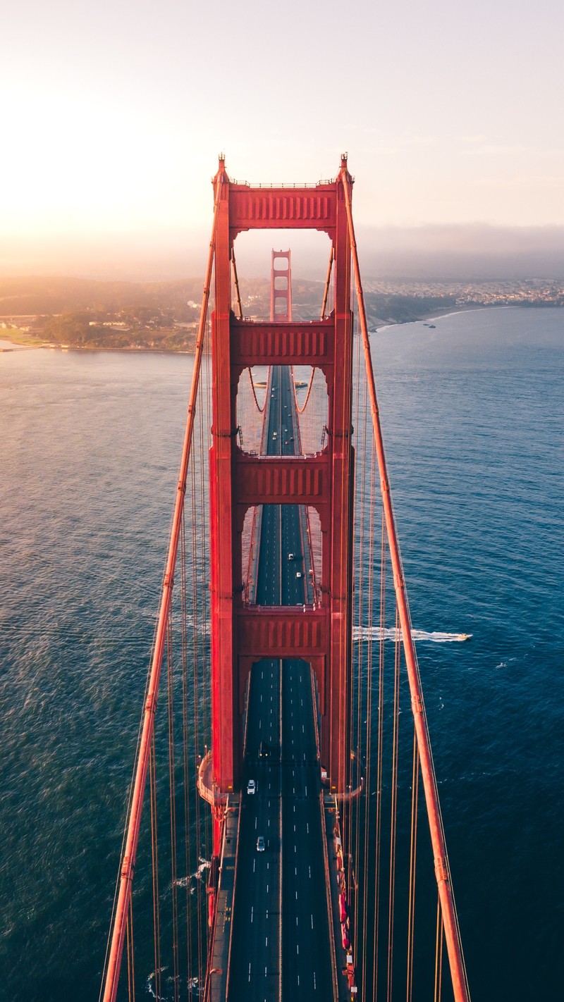 Вид сверху на мост, по которому едут машины (мост золотые ворота, golden gate bridge, мост, город, путешествие)