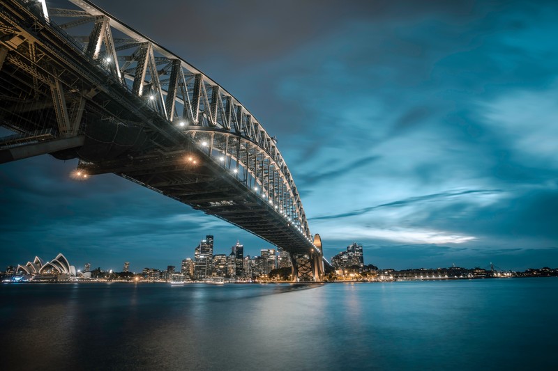 Вид на мост над водоемом с городом на заднем плане (мост сиднейского залива, milsons point, австралия, городской пейзаж, река)