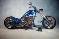 Motocicleta chopper azul personalizada con trofeo