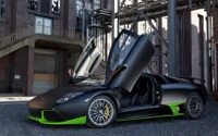 Lamborghini Murciélago mit Scherentüren in einer industriellen Umgebung.