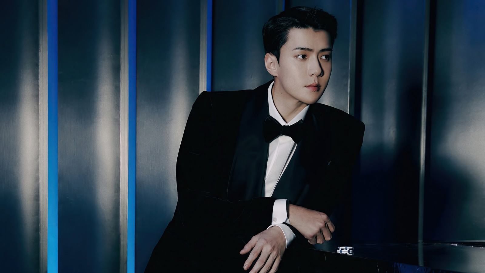 Homme arabe en smoking adossé à un mur (sehun, oh se hun, 오세훈, exo, kpop)