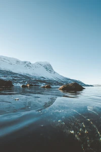 Serene arktische Landschaft mit Gletscherreflexionen und ruhigen Gewässern