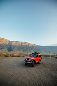 Toyota Geländewagen gegen eine malerische Landschaft