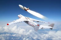 Antonow An-225 Mriya Start einer Rakete in den Himmel