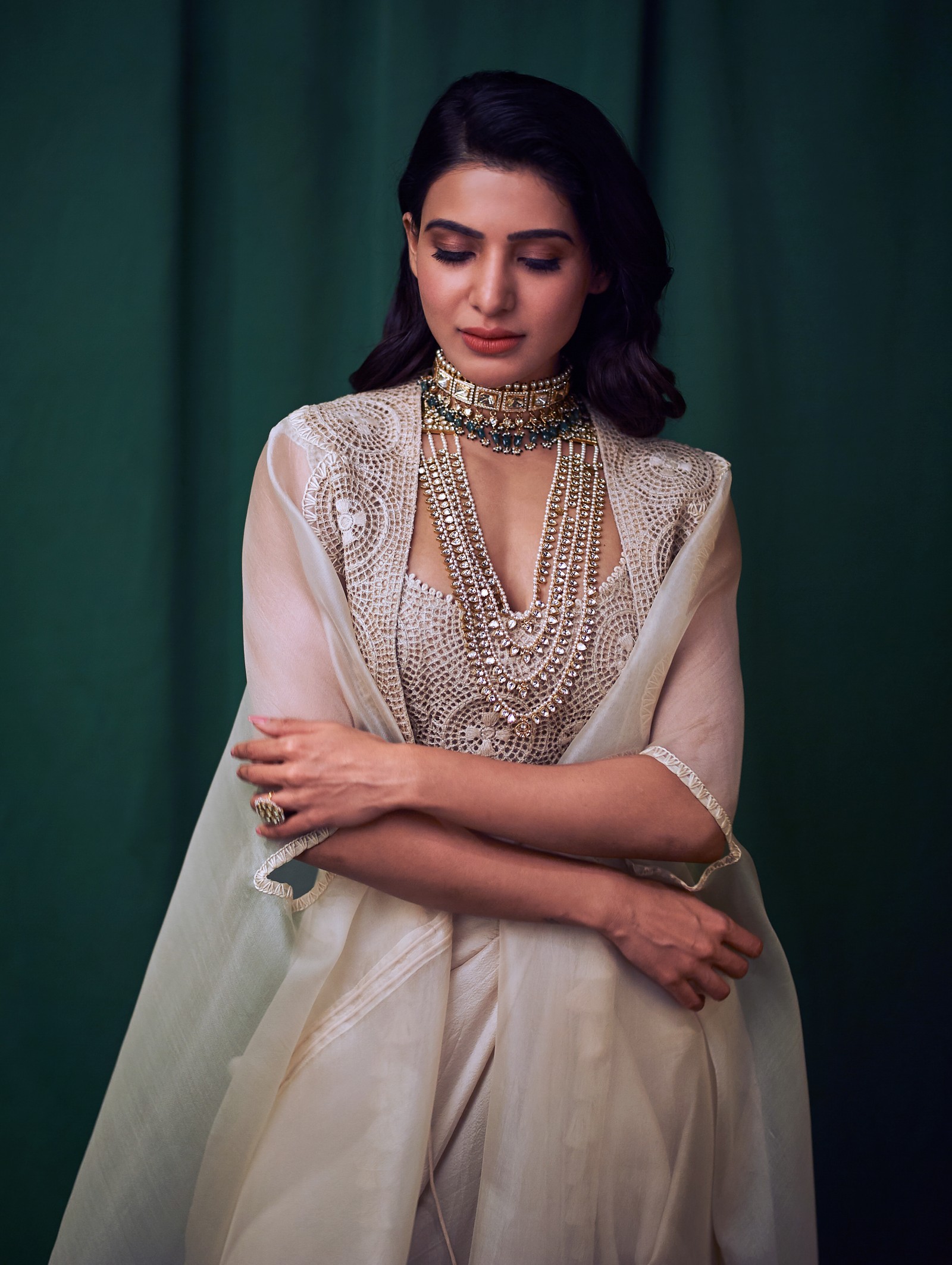 Une femme arabe en sari blanc avec un collier (samantha, actrice de kollywood, actrice indienne, tollywood, sud indien)