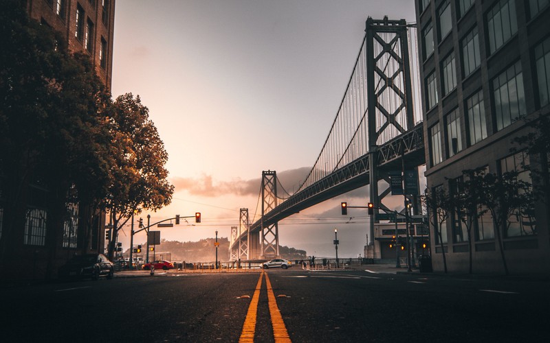 Воздушный вид моста над городской улицей с машинами (мост золотые ворота, golden gate bridge, мост, городская территория, дорога)