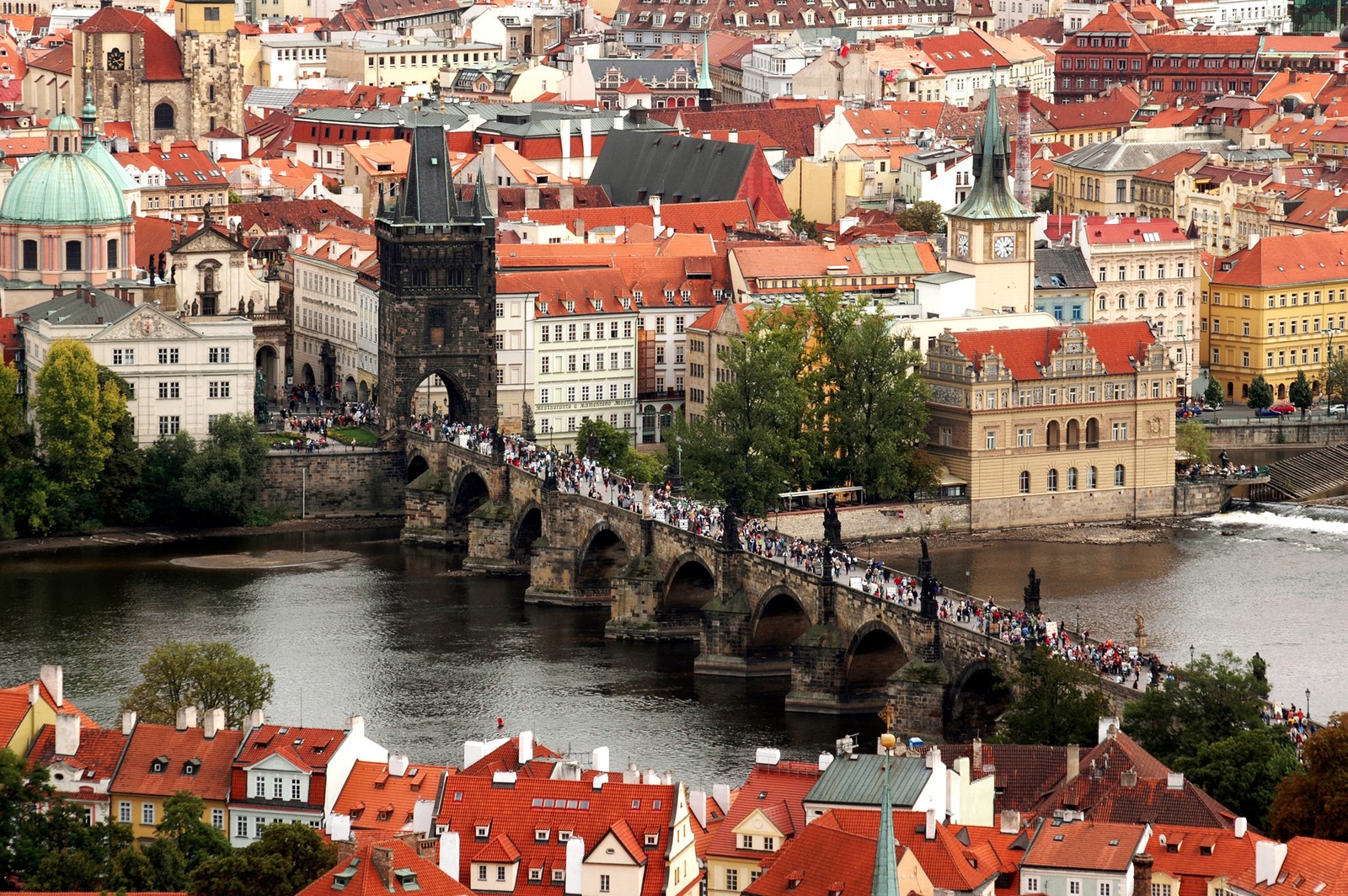 Vista aérea de uma cidade com uma ponte e um rio (praga, castelo de praga, cidade, assentamento humano, via navegável)