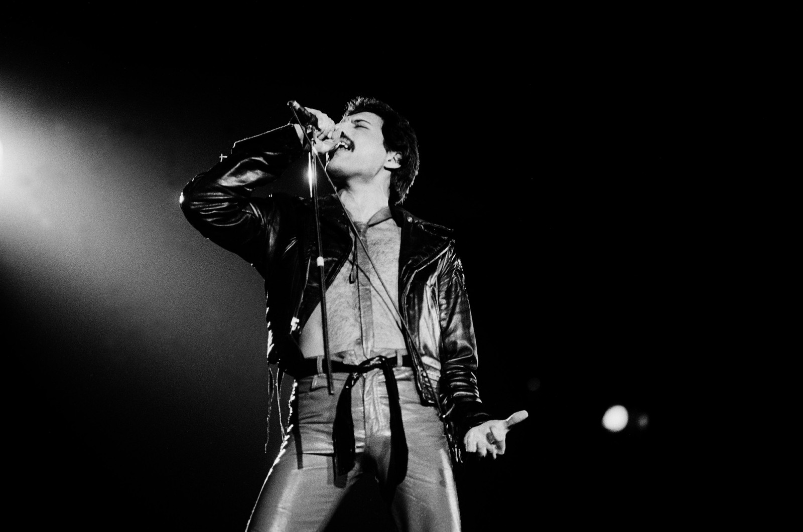 freddie mercury, queen, performance, black, microphone wallpaper