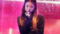 Yuna do ITZY exibindo uma pose cativante em um ambiente vibrante e iluminado por neon.