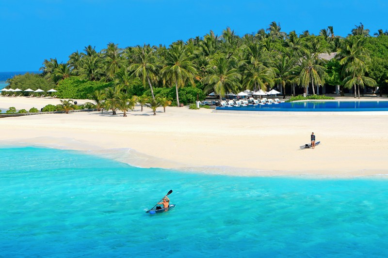 Люди находятся на пляже в воде у берега (велассару мальдивы, velassaru maldives, атолл ари, ari atoll, пляж)