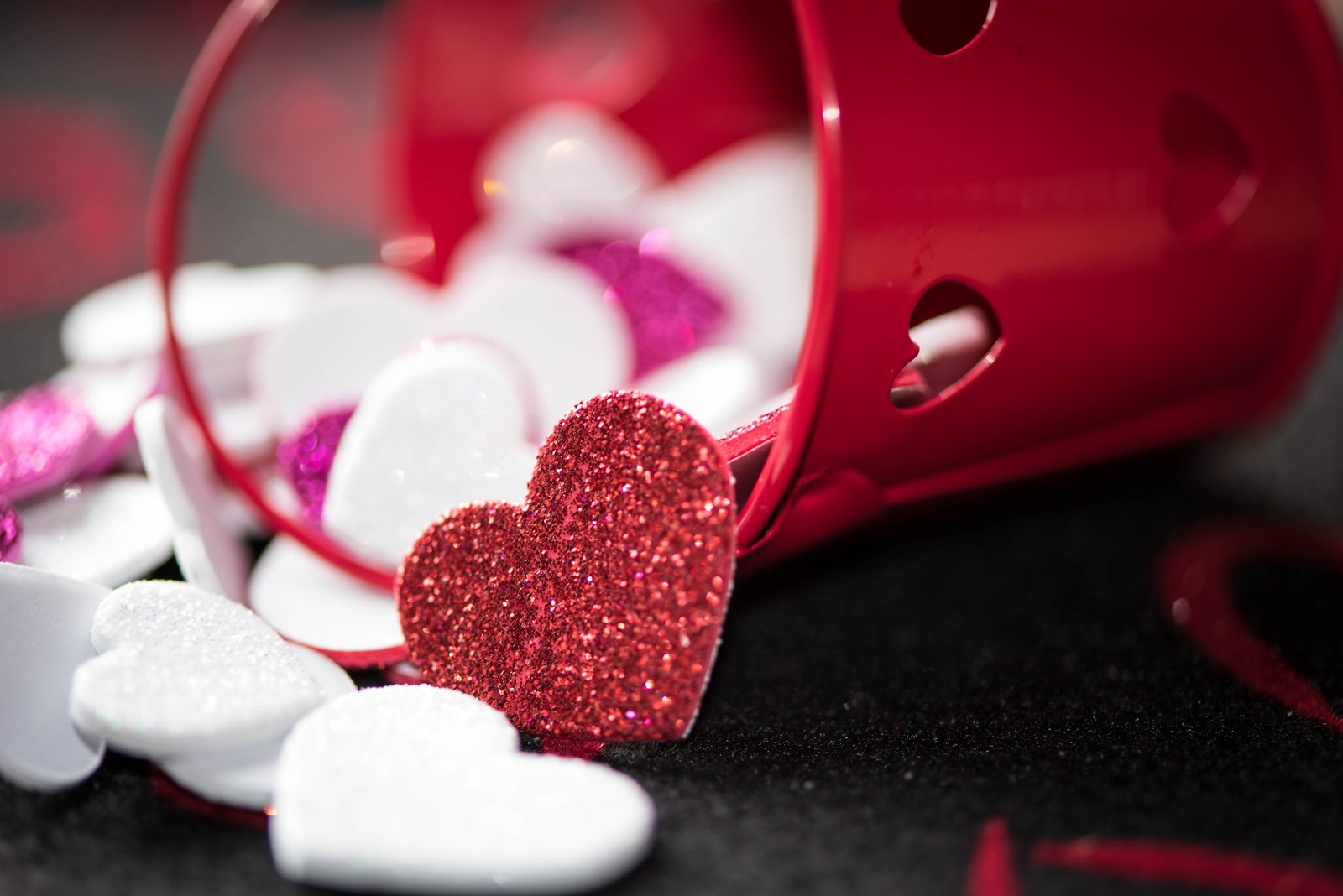 Un cubo rojo con corazones y una cinta rosa (corazón, brillo, día de san valentín, rojo, rosa)