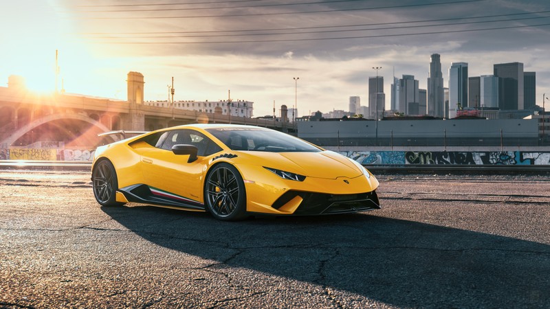 Желтый спортивный автомобиль lamborghini припарковался перед городским горизонтом (машина, lamborghini, ламборгини ревентон, спортивный автомобиль, суперкар)