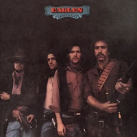 Couverture de l'album "Desperado" des Eagles avec des musiciens en tenue sombre, avec un instrument à cordes et un disque de phonographe