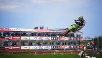 Motocross Aktion in MXGP 2020: Ein Fahrer in der Luft